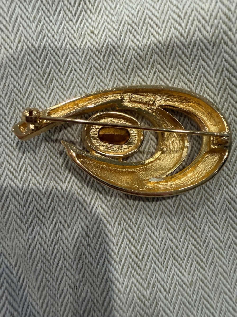 Christian Dior Gold Tone Brooch with Deep Red Crystal and Clear Rhinestones - Picture 3 of 5